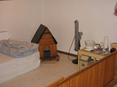 Welpenstall mit Holzhütte